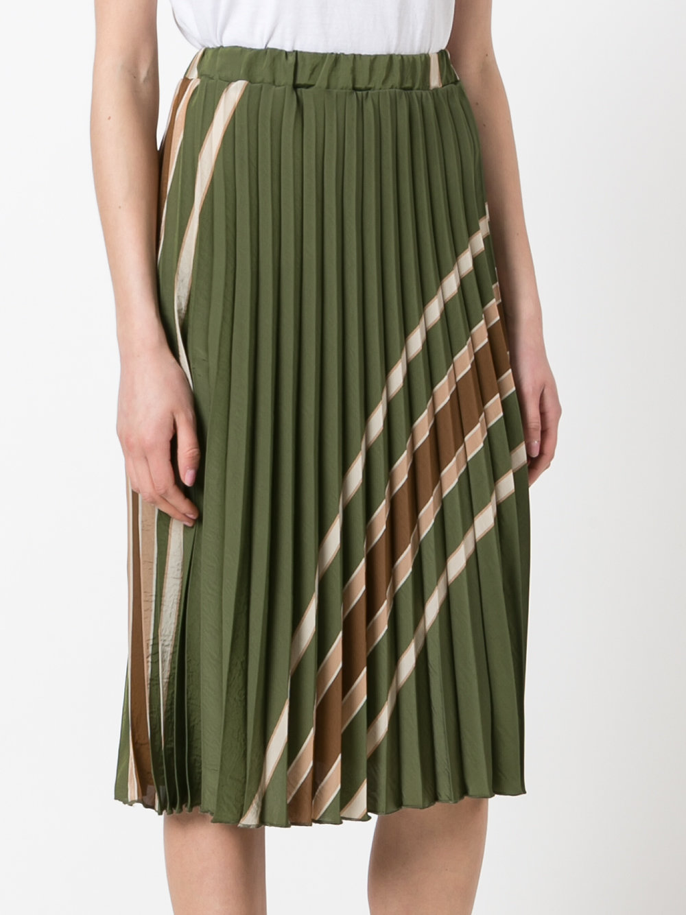 pleated skirt