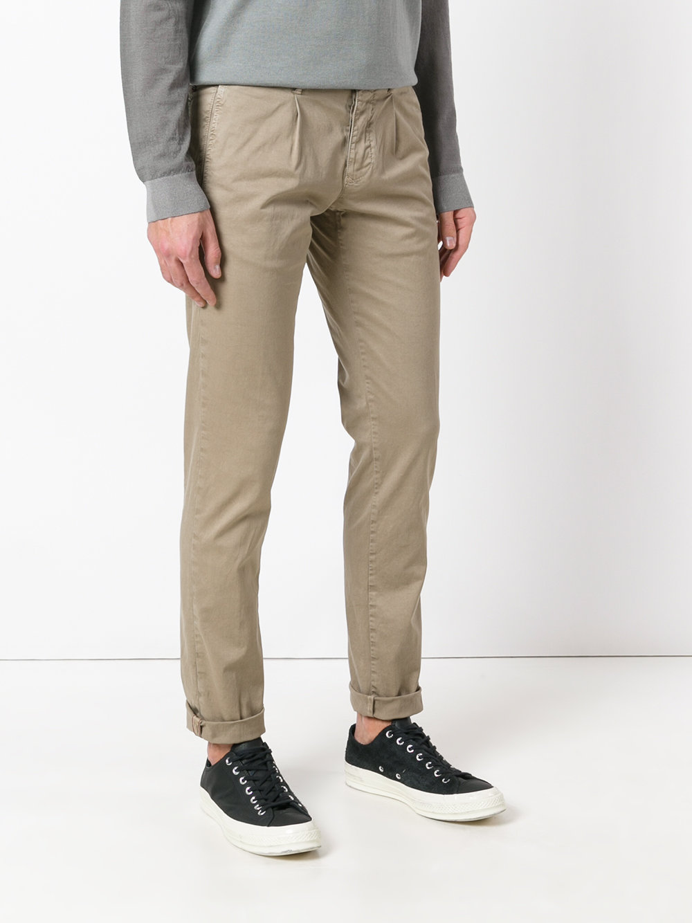 slim-fit trousers 