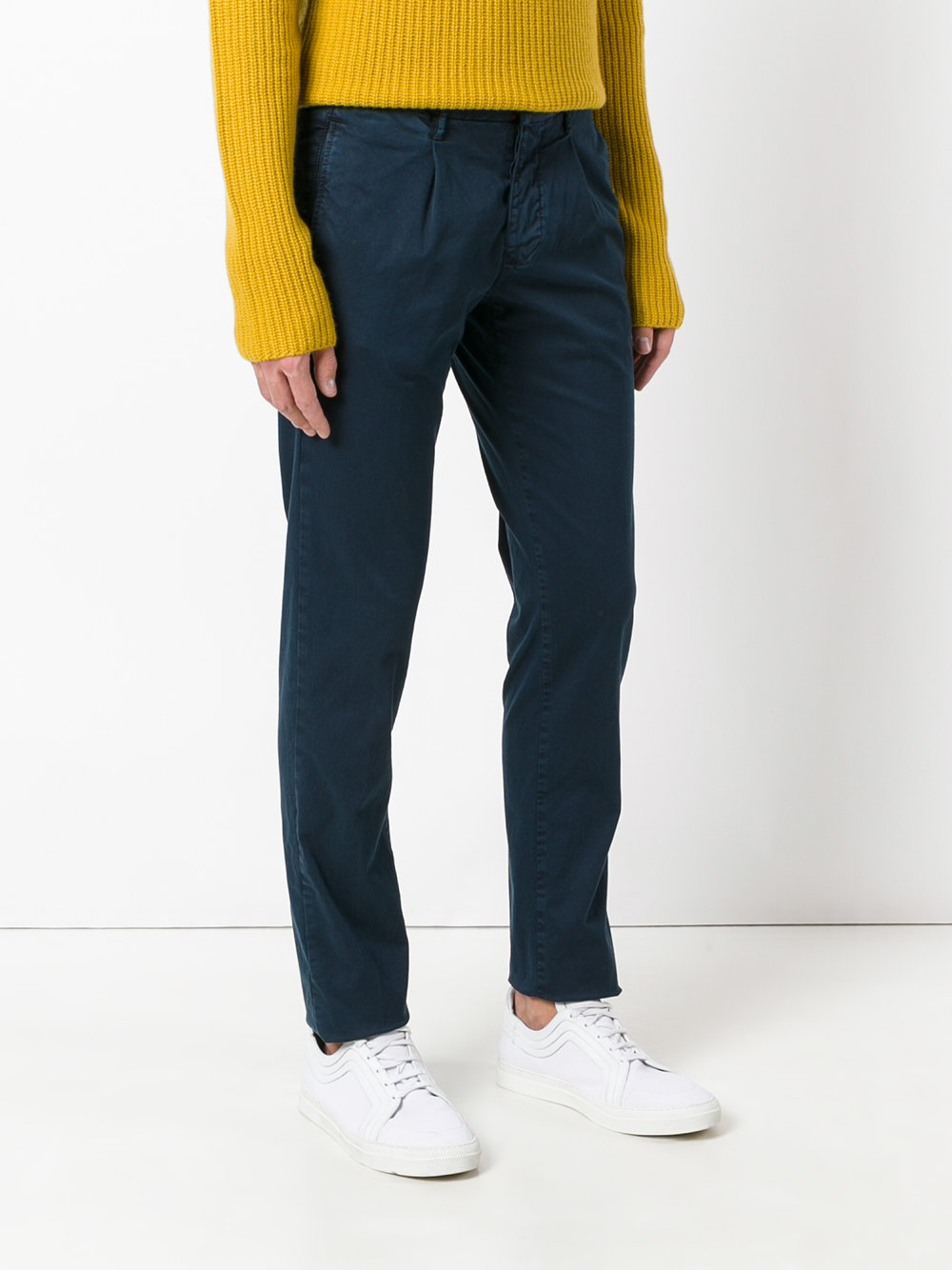 slim-fit trousers 