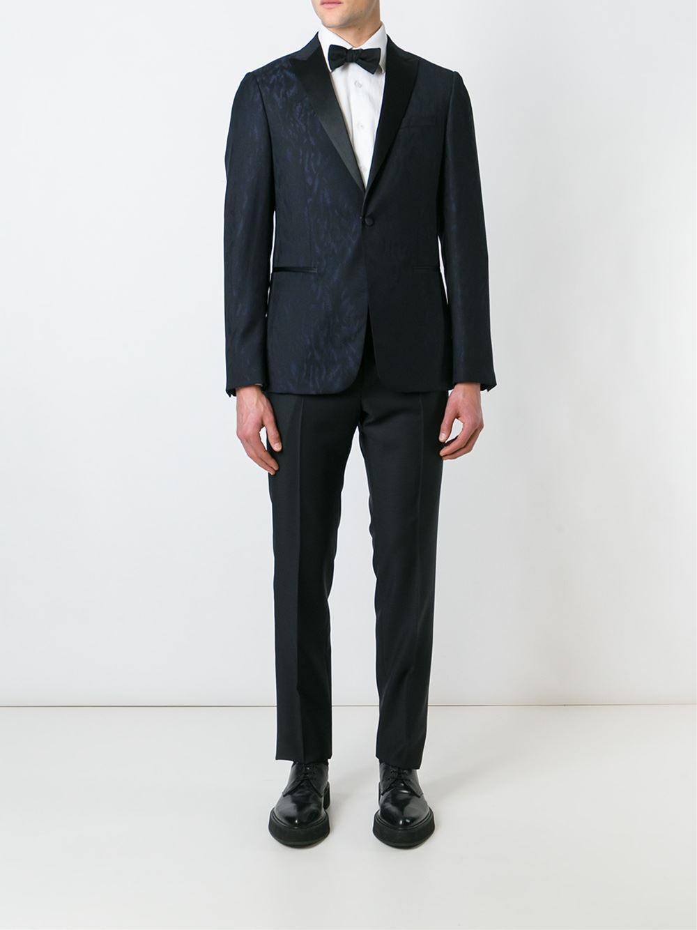 尖翻领单扣西装