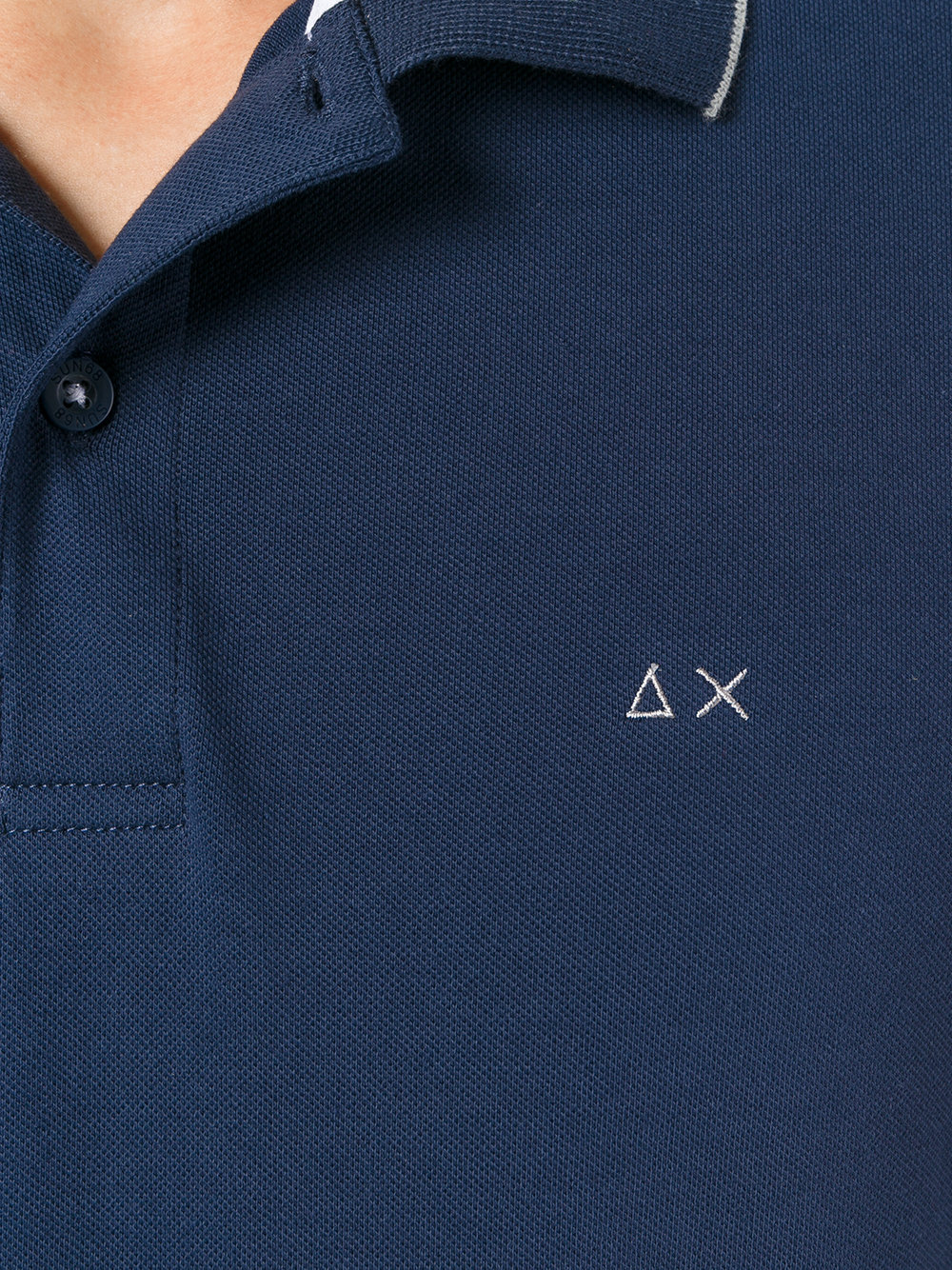 logo对比polo衫