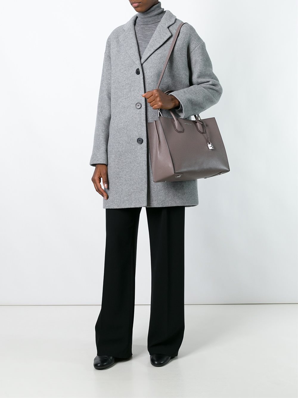 snap closure tote bag