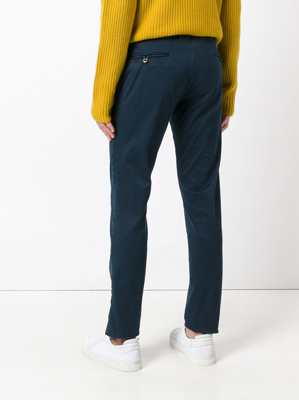 slim-fit trousers 