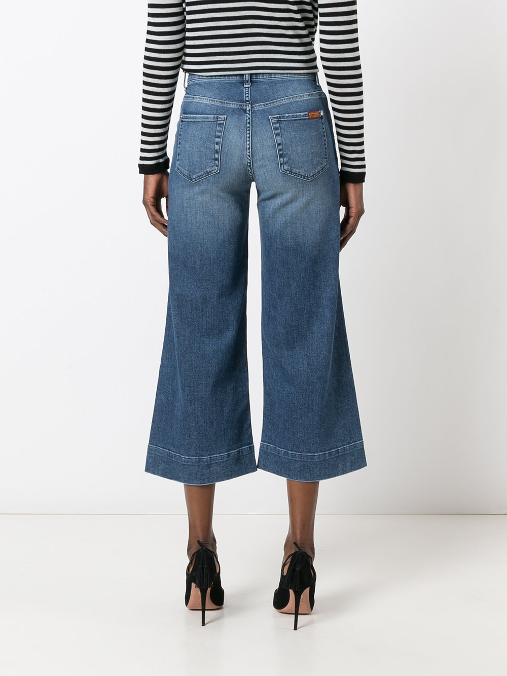 wide-legged cropped jeans