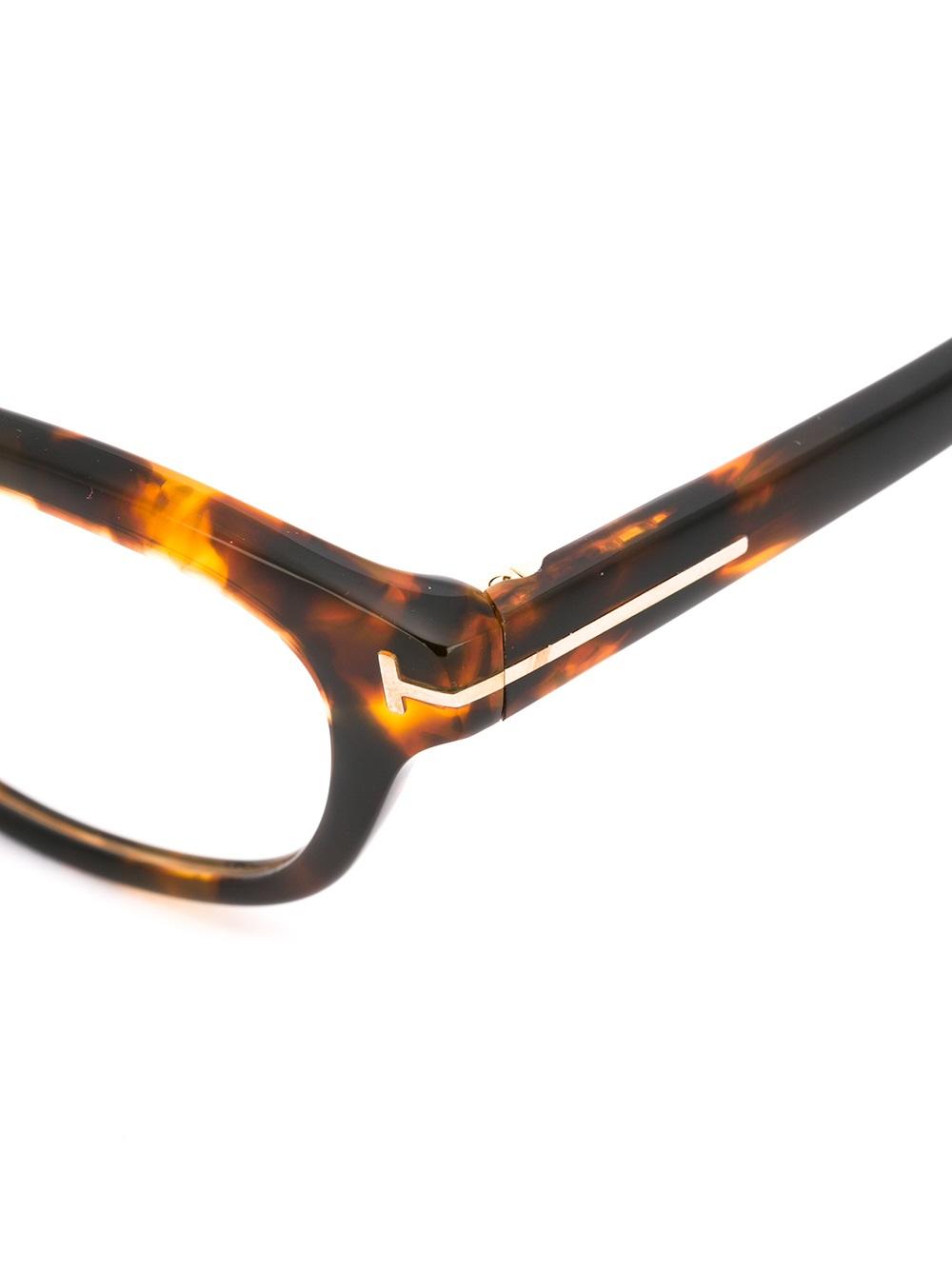 cat eye shaped glasses