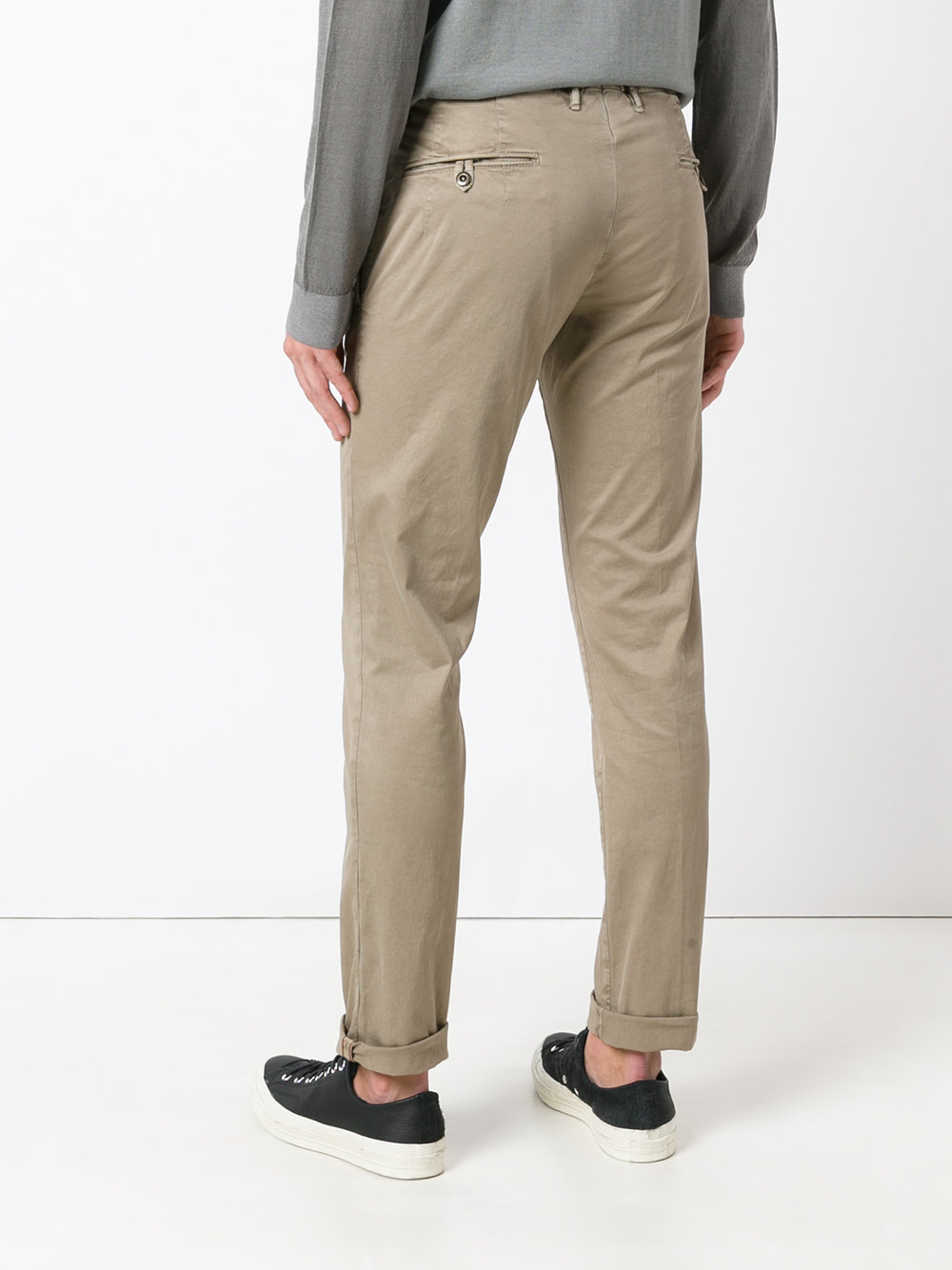 slim-fit trousers 