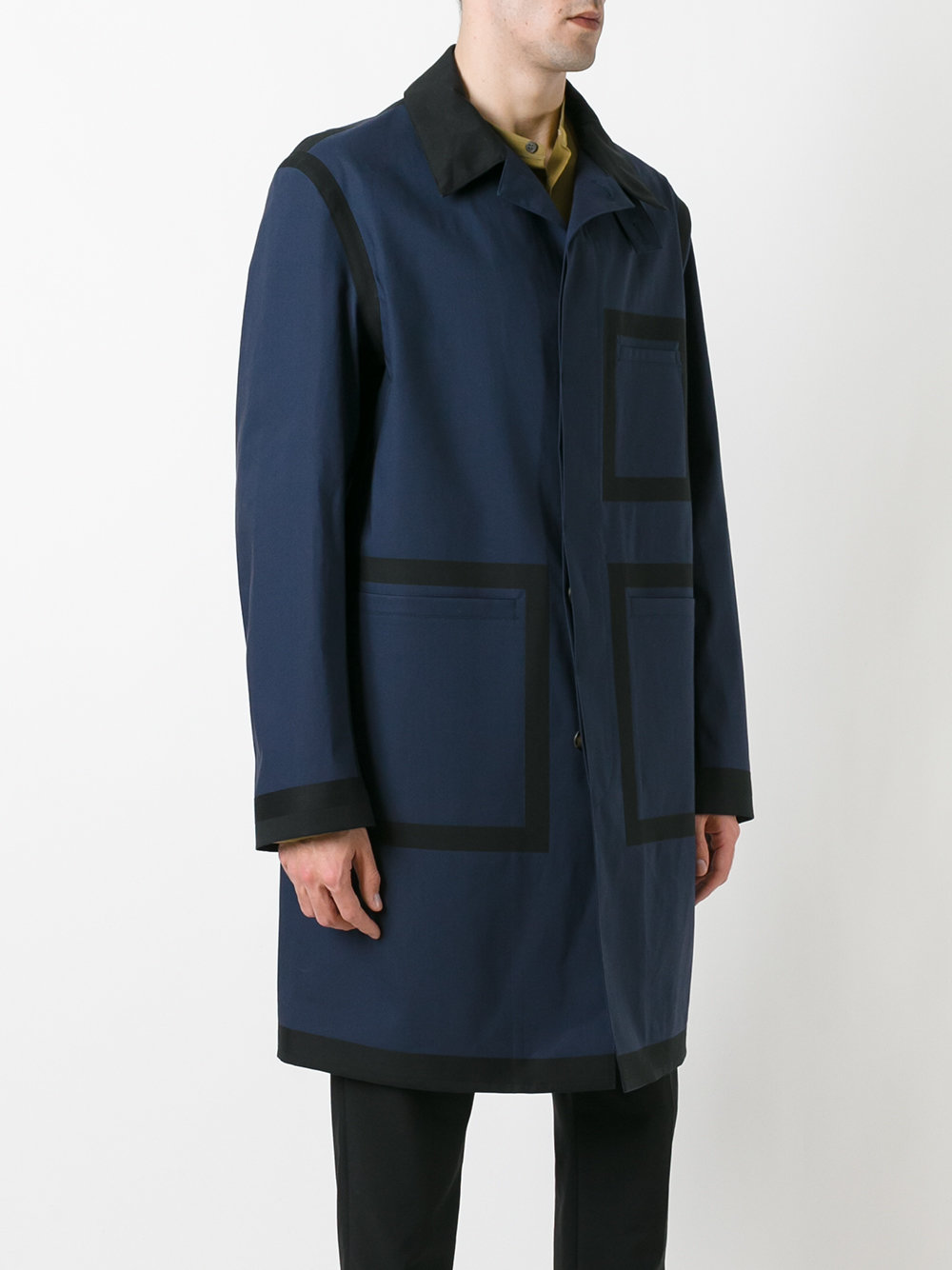 方形贴花口袋风衣