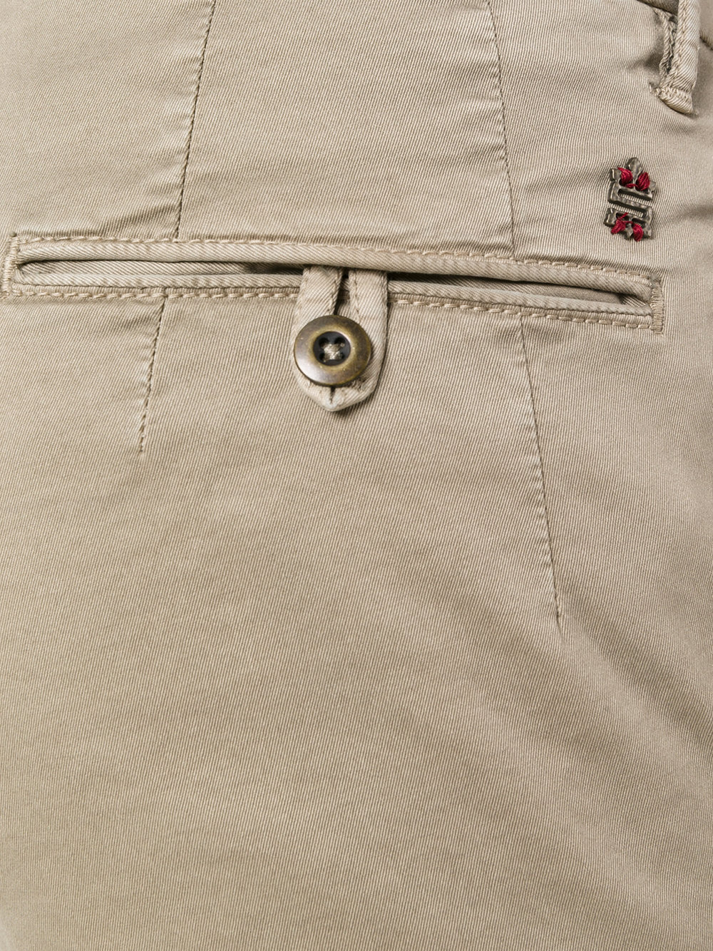 slim-fit trousers 