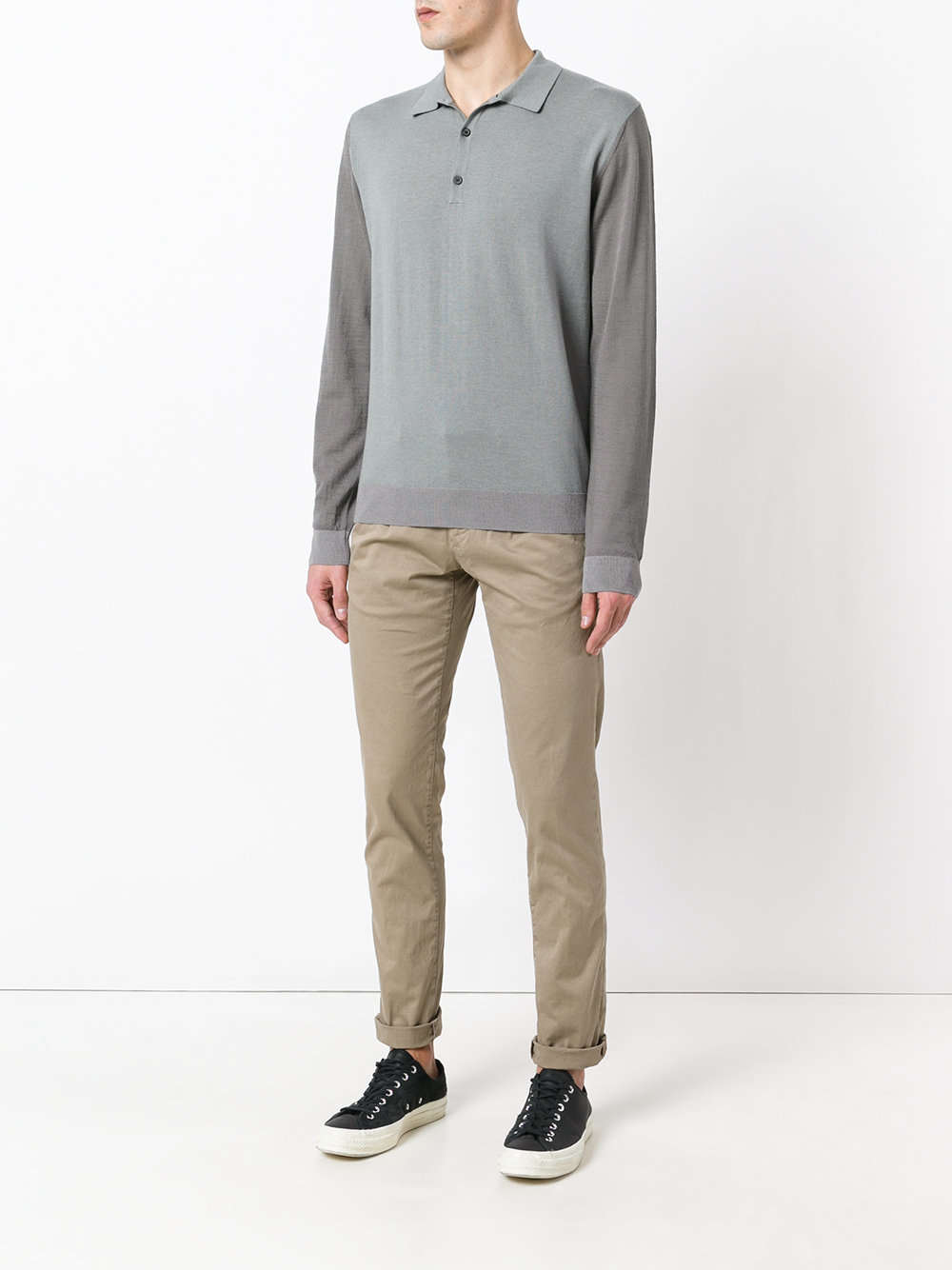 slim-fit trousers 