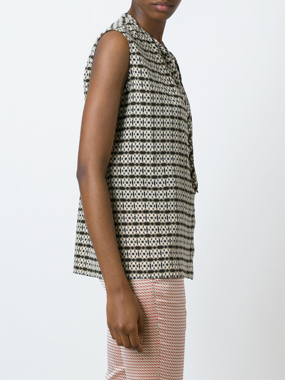 sleeveless wavy print blouse