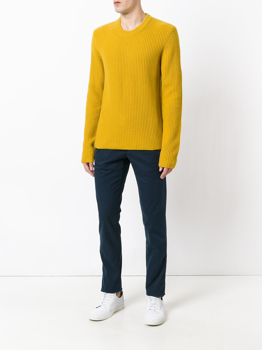 slim-fit trousers 