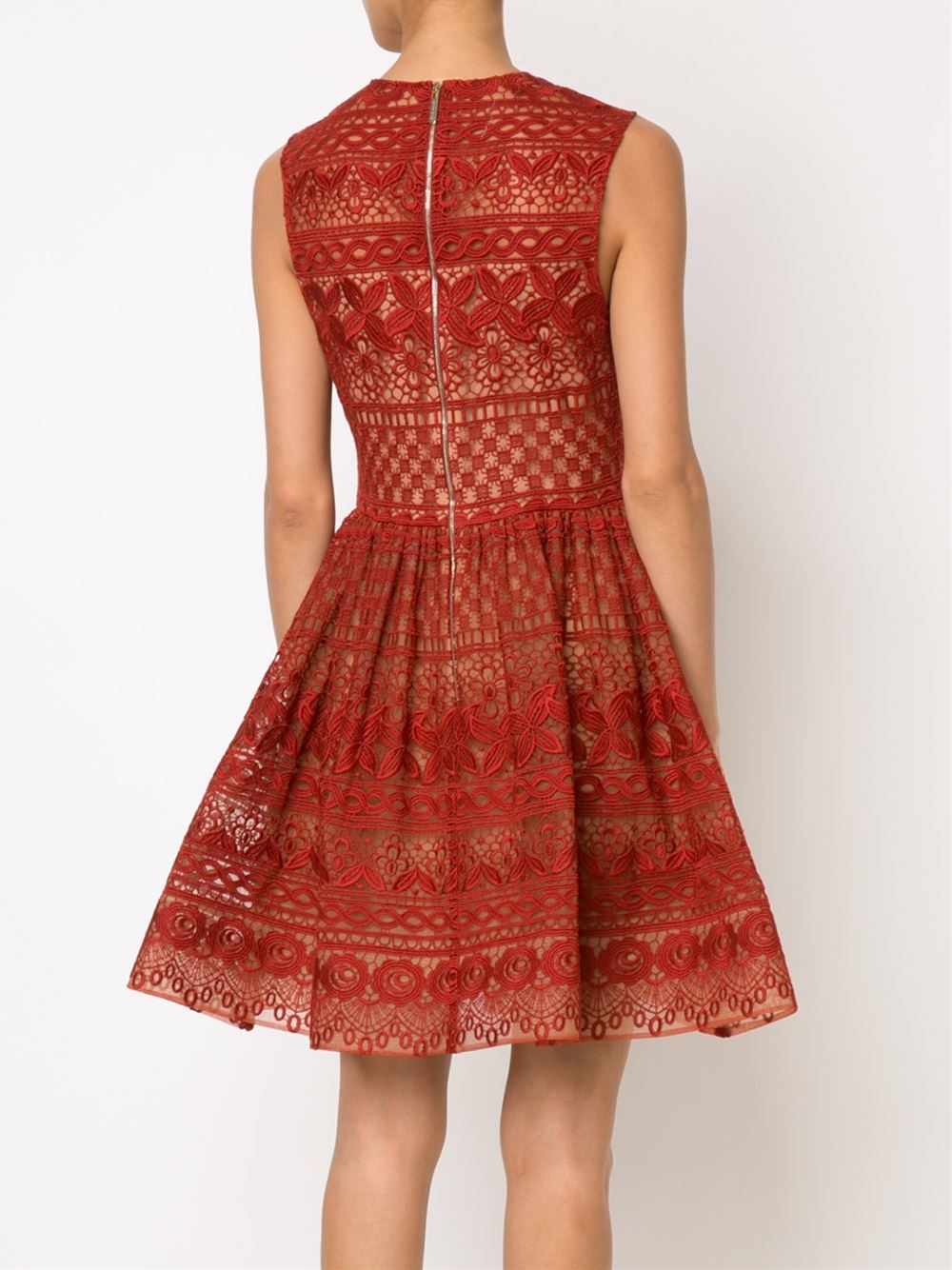 蕾丝花纹连衣裙