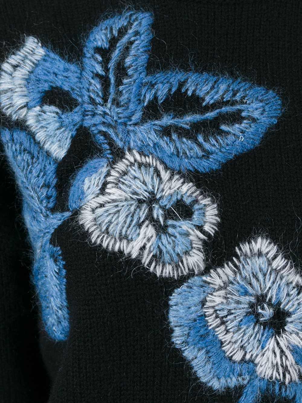刺绣花卉毛衣