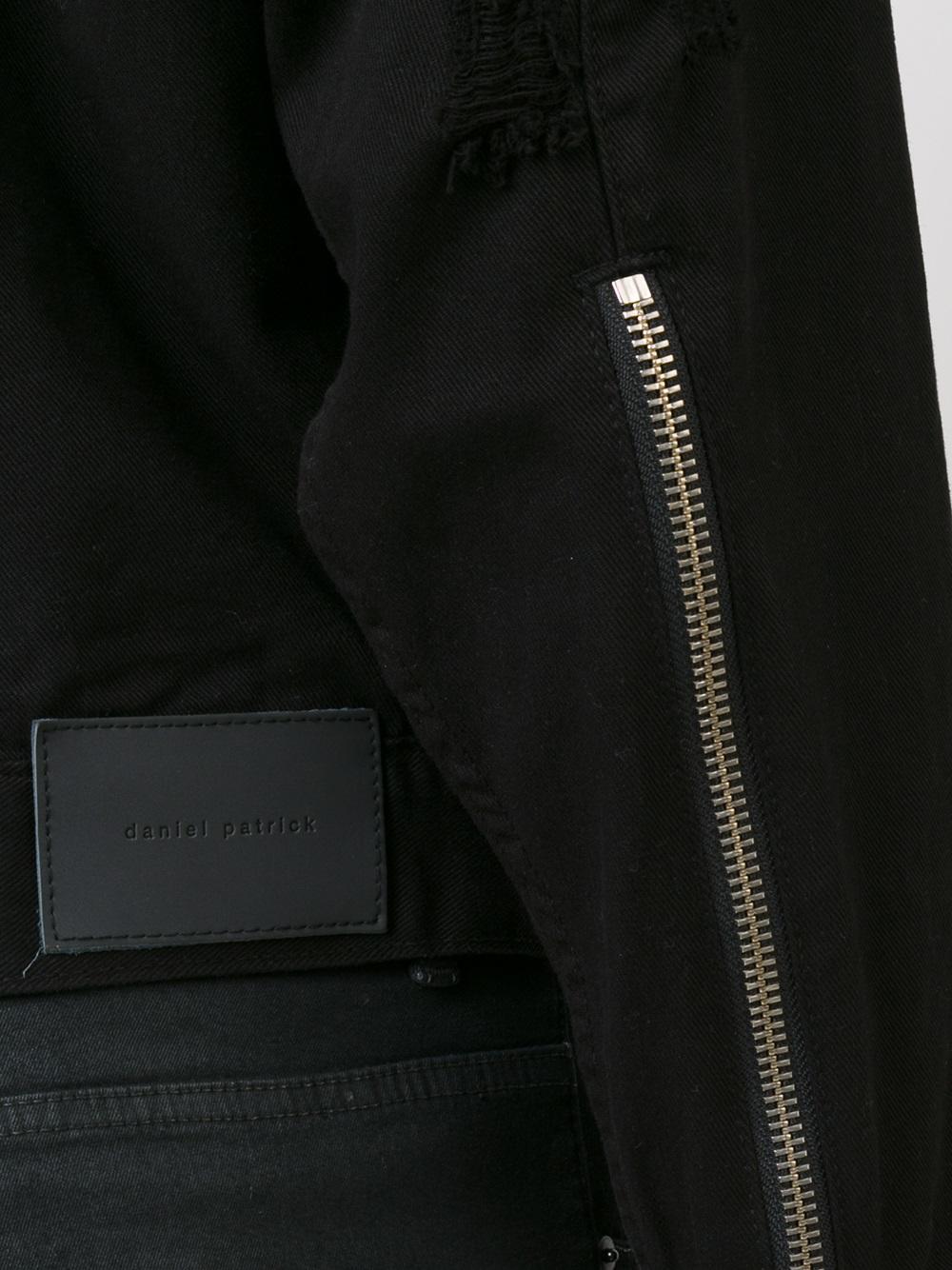 collarless buttoned jacket
