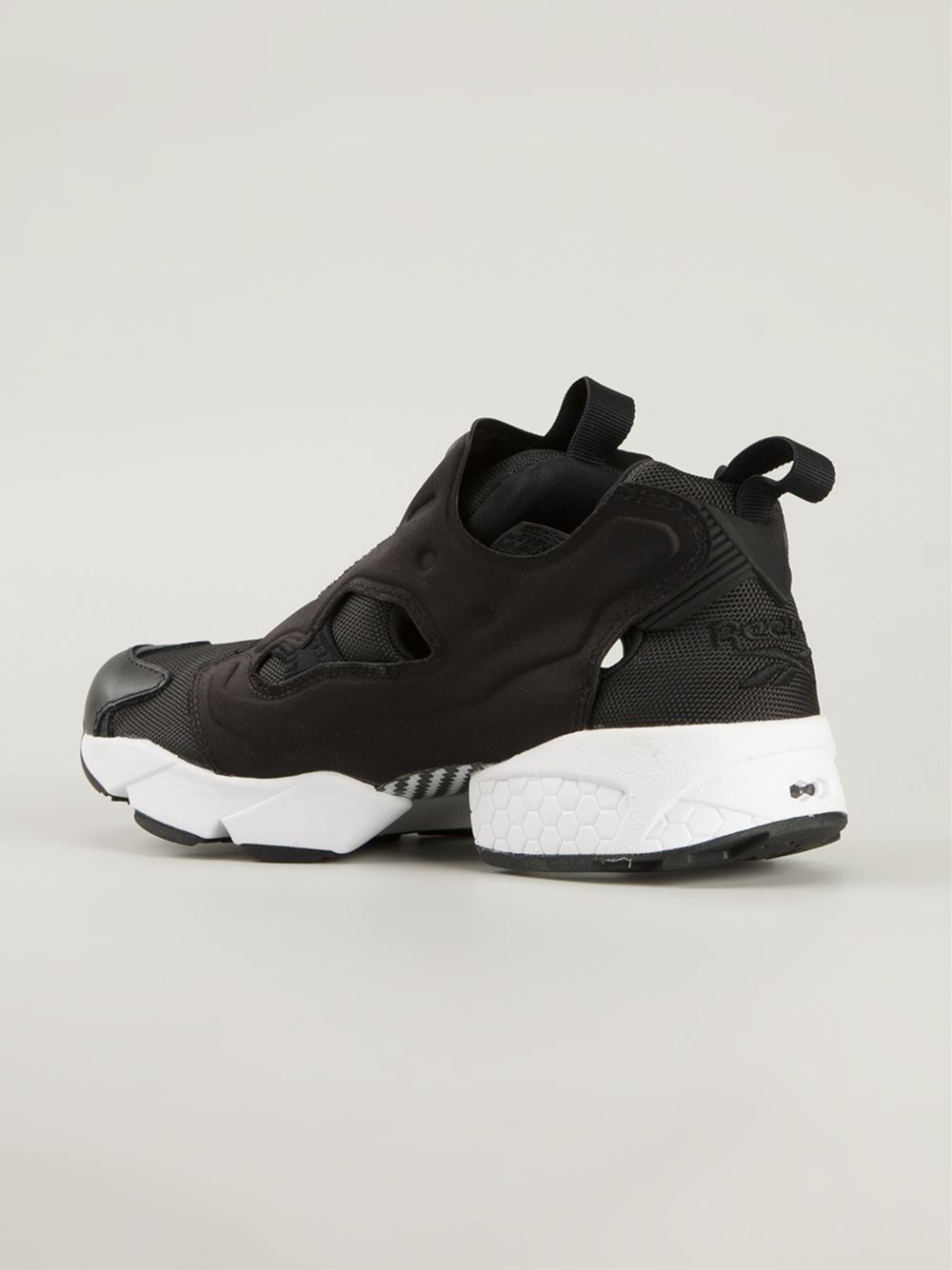 'Insta Pump Fury Tech'运动鞋