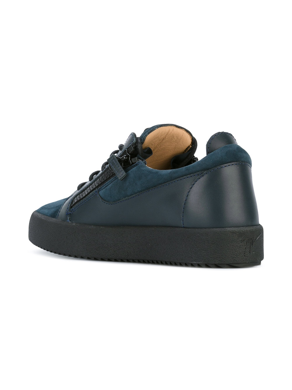 low sneakers