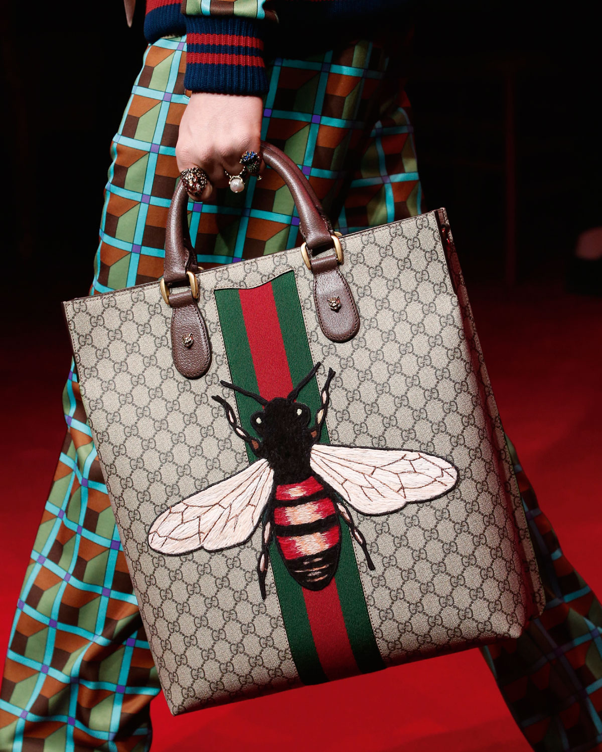 gucci mens bee-embroidered gg supreme canvas tote bag, tan海淘